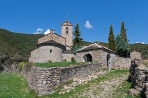 Ermita de San Vicente de Labuerda y su esconjuradero en primer plano.