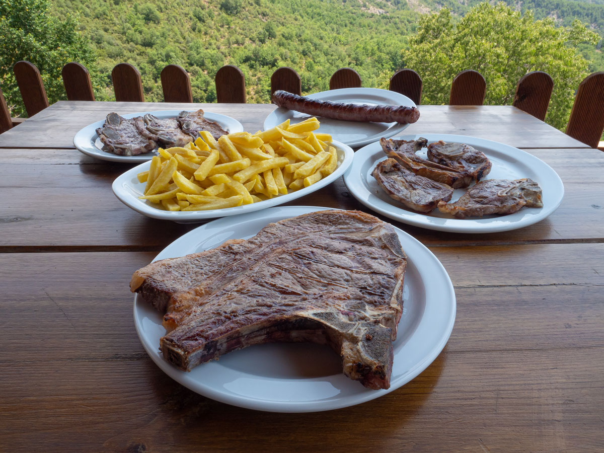 Carne a la brasa de Restaurante Garcés, en las cercanías de Ainsa.